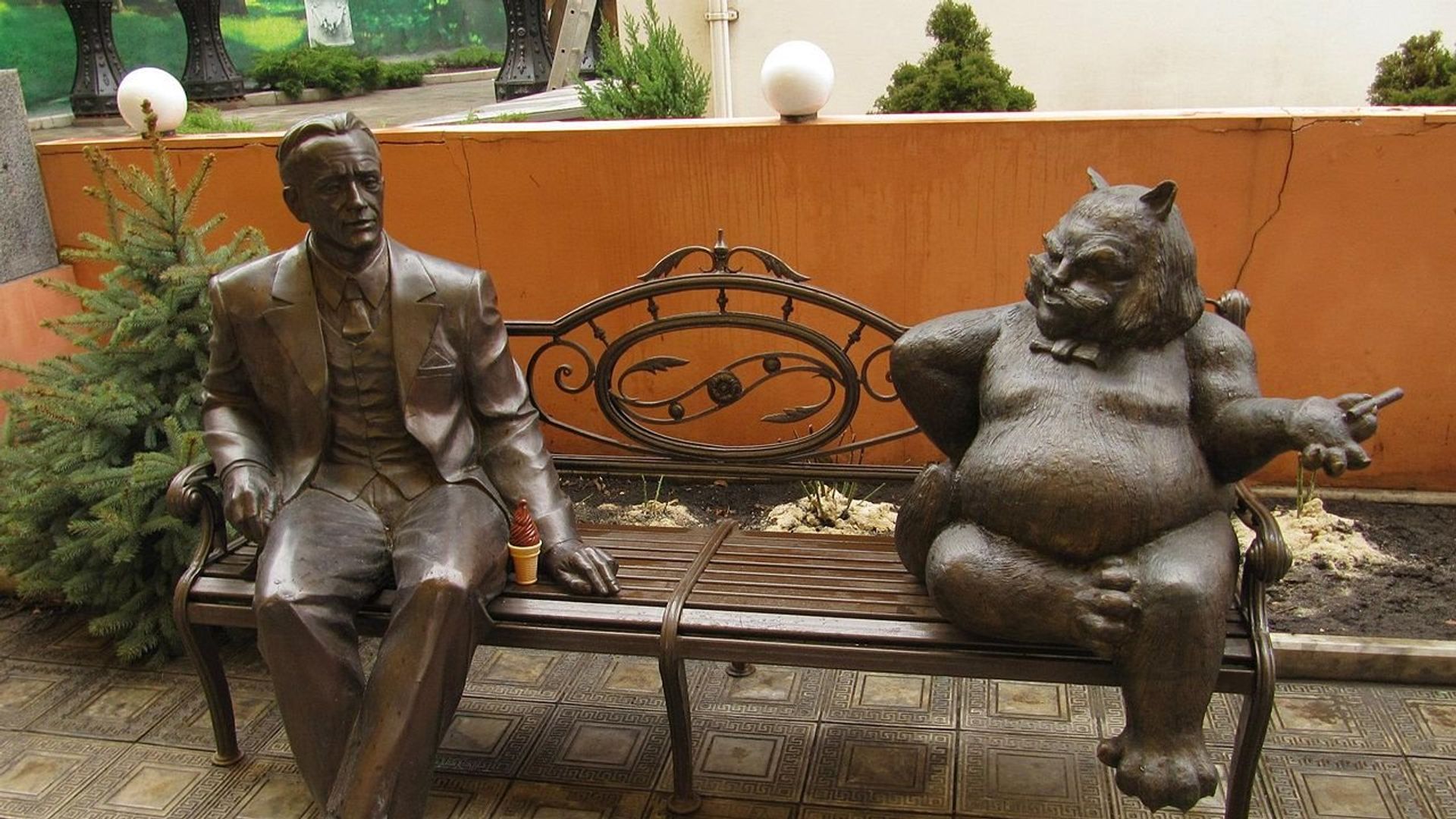 Памятник Михаилу Булгакову, Харьков, ул. Ольминского, 18 Памятник Михаилу Булгакову, Харьков, ул. Ольминского, 18 - РИА Новости, 1920, 25.04.2022