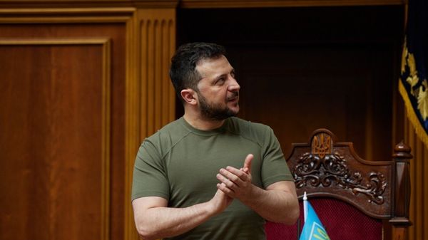Зеленский аплодирует Борису Джонсону в Верховной раде