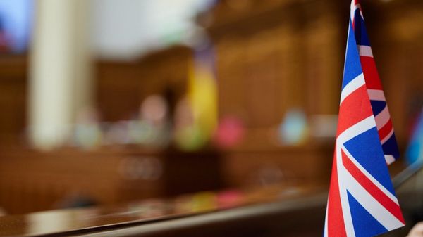 флаг англии великобритании на заседании верховной рады
