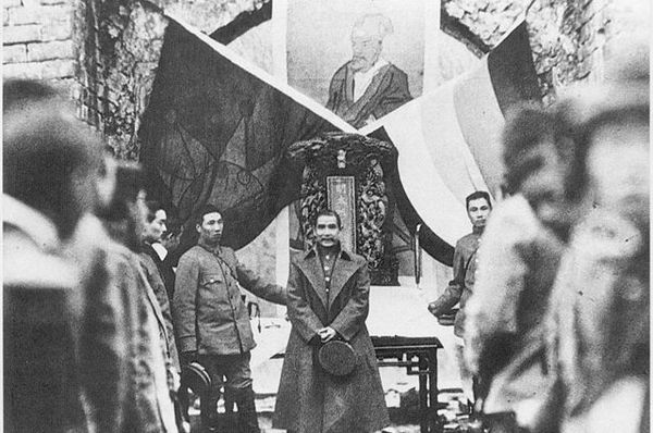 Сунь Ятсен в 1911 году Сунь Ятсен в 1911 году