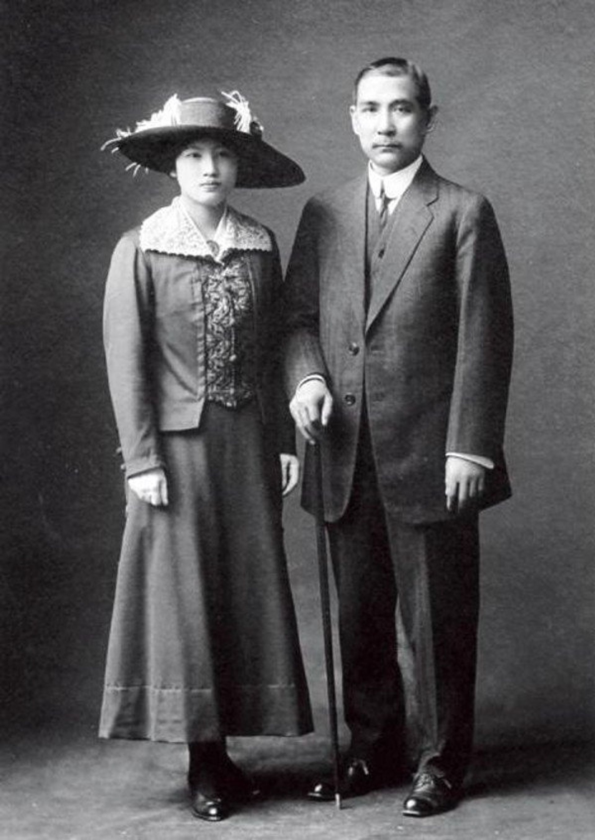 Сунь Ятсен и его жена Сун Цинлин в 1924 году Сунь Ятсен и его жена Сун Цинлин в 1924 году - РИА Новости, 1920, 12.11.2025