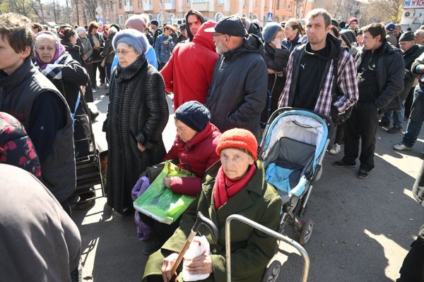 Раздача гумпомощи в Мариуполе Раздача гумпомощи в Мариуполе