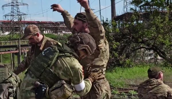 Сдача в плен украинских военных и боевиков с Азовстали в Мариуполе