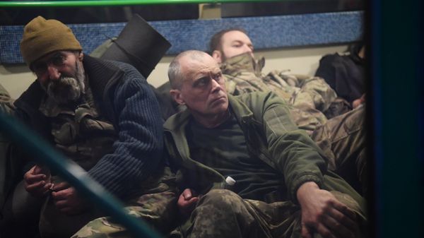 Сдавшихся в плен украинских военных и боевиков доставили в СИЗО в Еленовку