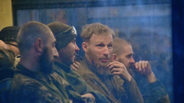 Сдавшихся в плен украинских военных и боевиков доставили в СИЗО в Еленовку Сдавшихся в плен украинских военных и боевиков доставили в СИЗО в Еленовку
