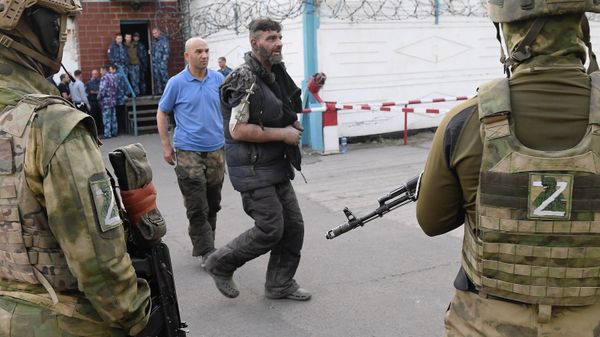 Сдавшихся в плен украинских военных и боевиков доставили в СИЗО в Еленовку