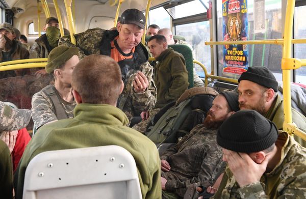 Сдавшихся в плен украинских военных и боевиков доставили в СИЗО в Еленовку Сдавшихся в плен украинских военных и боевиков доставили в СИЗО в Еленовку