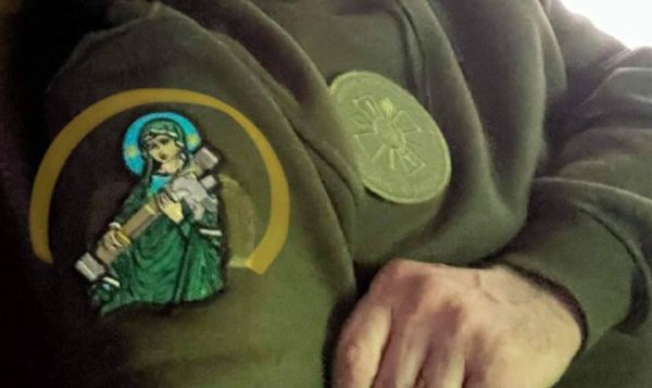 Алексей Резников сфотографировался с шевроном, на котором изображена Дева Мария с ручным гранатометом