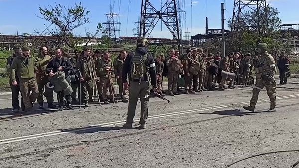 Сдача в плен украинских боевиков с территории Азовстали