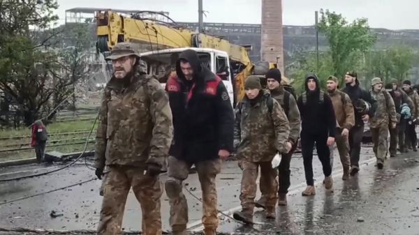 Продолжается выход пленных украинских боевиков с Азовстали