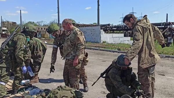Сдача в плен последней группы украинских боевиков с Азовстали