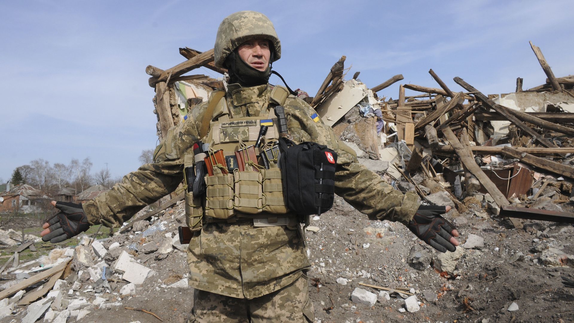 ВСУ военнослужащий украинский оружие взрывчатка разрушение руины - РИА Новости, 1920, 23.05.2024