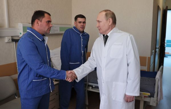 Президент РФ В. Путин посетил военный госпиталь имени П. В. Мандрыка