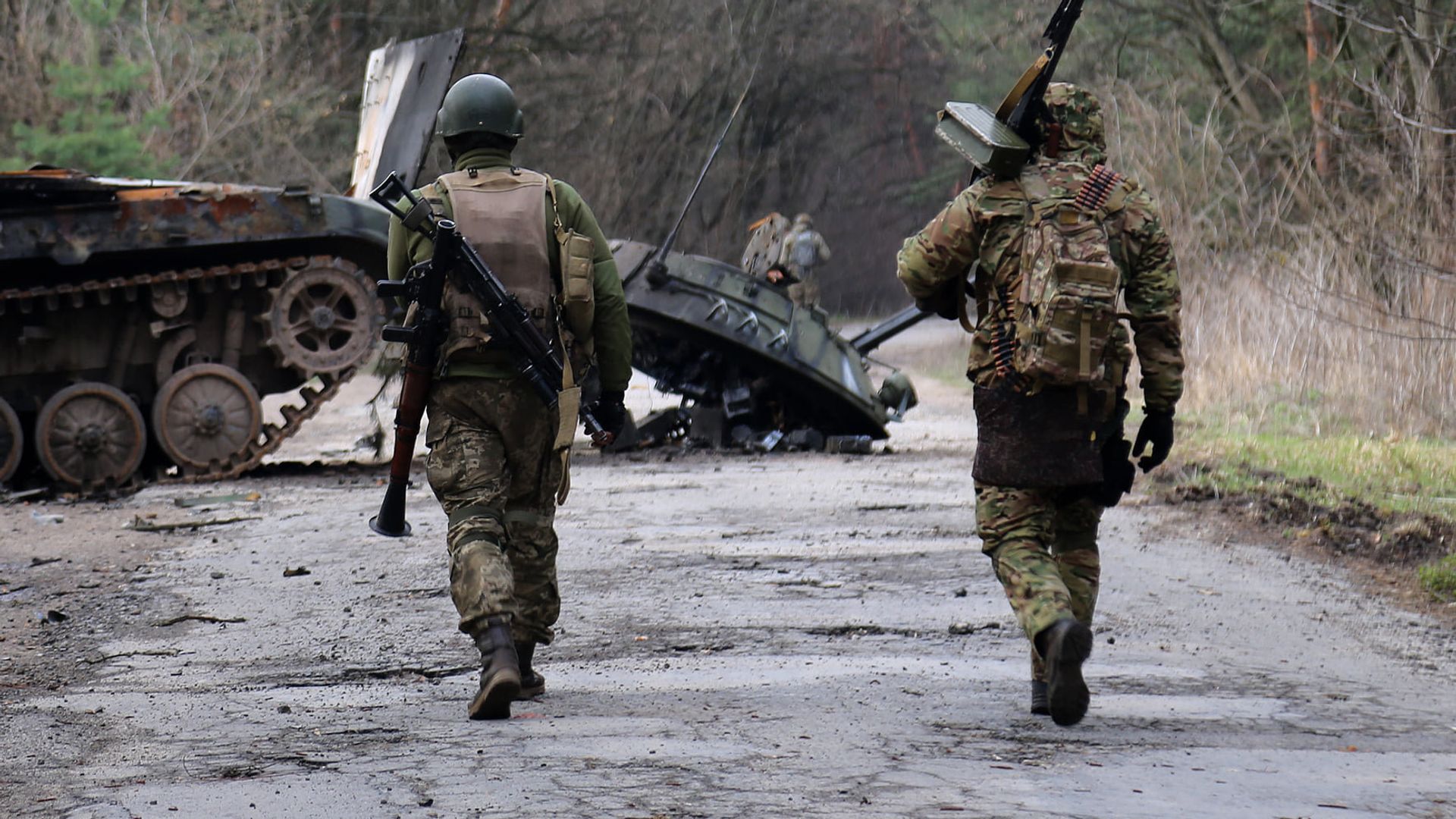 ВСУ украинский военнослужащий партизан лес танк подбитый оружие ВСУ украинский военнослужащий партизан лес танк подбитый оружие - РИА Новости, 1920, 07.05.2024