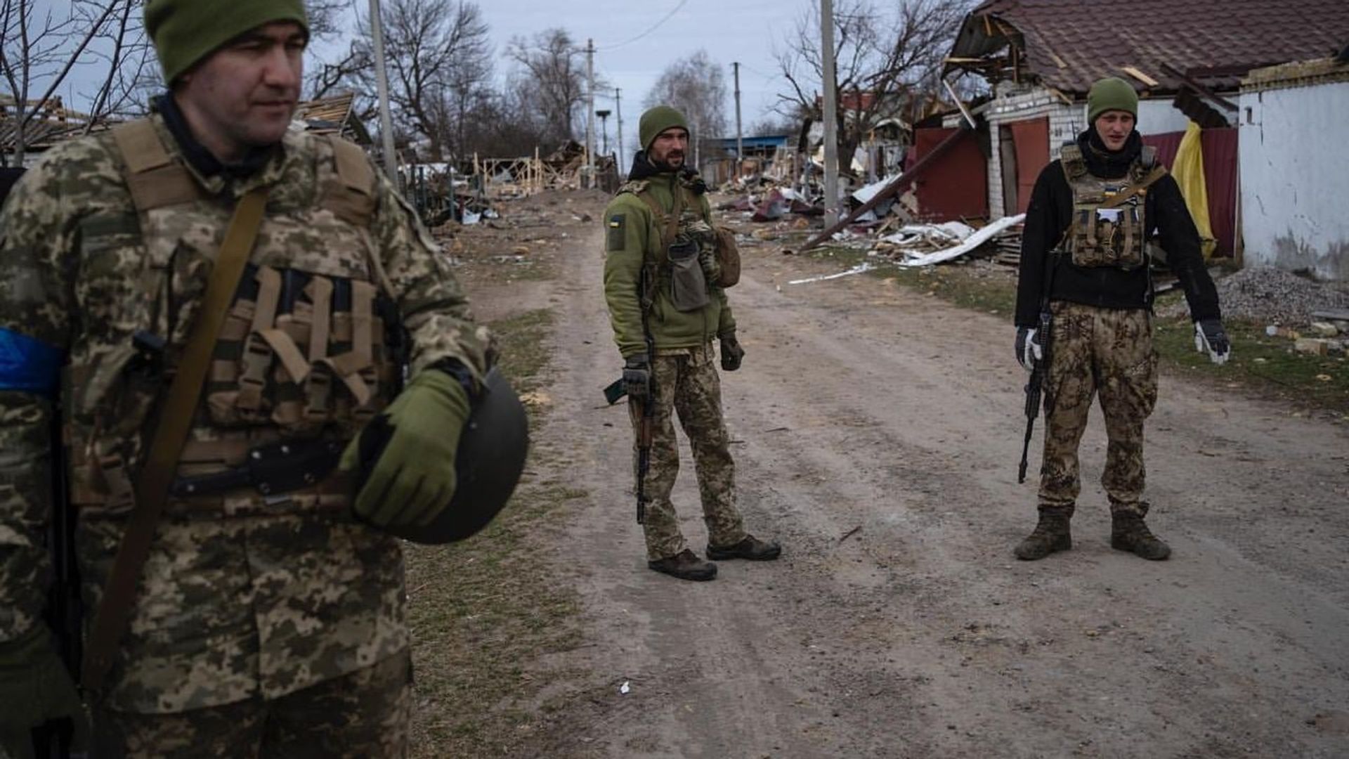 ВСУ разрушенная деревня село населенный пункт оружие военнослужащий украинский - РИА Новости, 1920, 09.06.2022