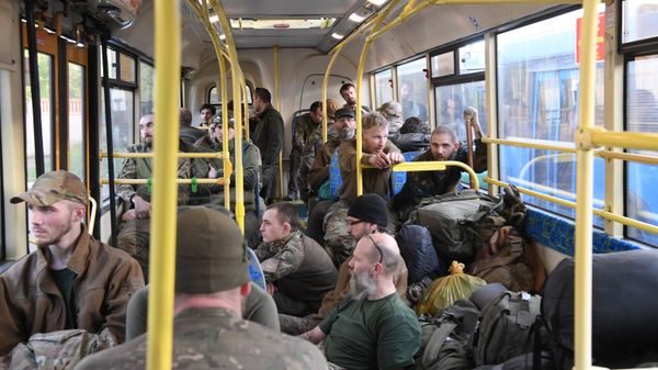 Сдавшихся в плен украинских военных и боевиков доставили в СИЗО в Еленовку