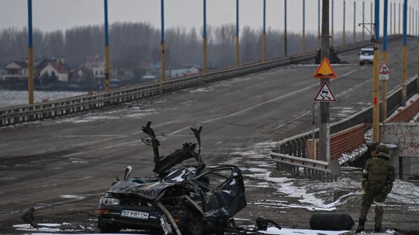 Разрушенный автомобиль у моста через реку Днепр в окрестностях Херсона Разрушенный автомобиль у моста через реку Днепр в окрестностях Херсона