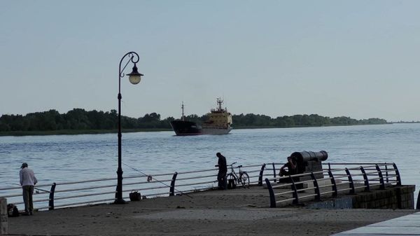 Херсон корабль рыбаки жители причал