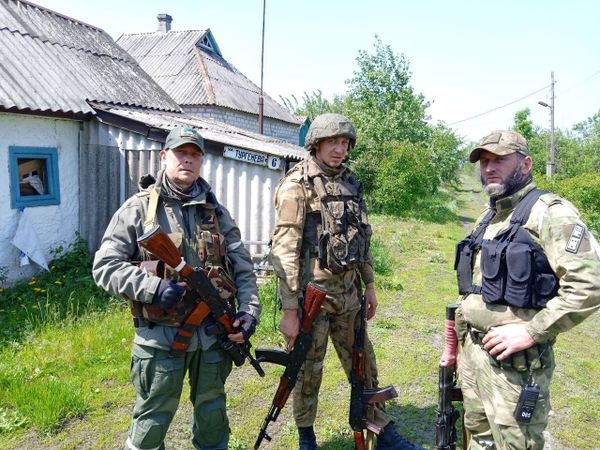 Геннадий Дубовой с чеченскими военнослужащими населенный пункт Камышеваха