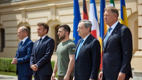 Президенты Франции и Румынии Эммануэль Макрон и Клаус Йоханнис, премьер-министр Италии Марио Драги и канцлер Германии Олаф Шольц Владимир Зеленский