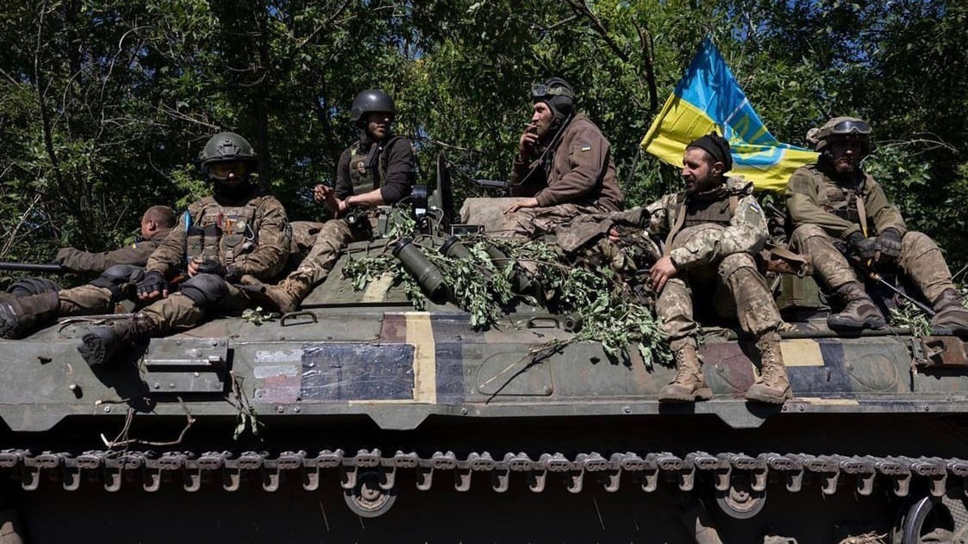 ВСУ БТР флаг украинский военнослужащий - РИА Новости, 1920, 07.09.2022