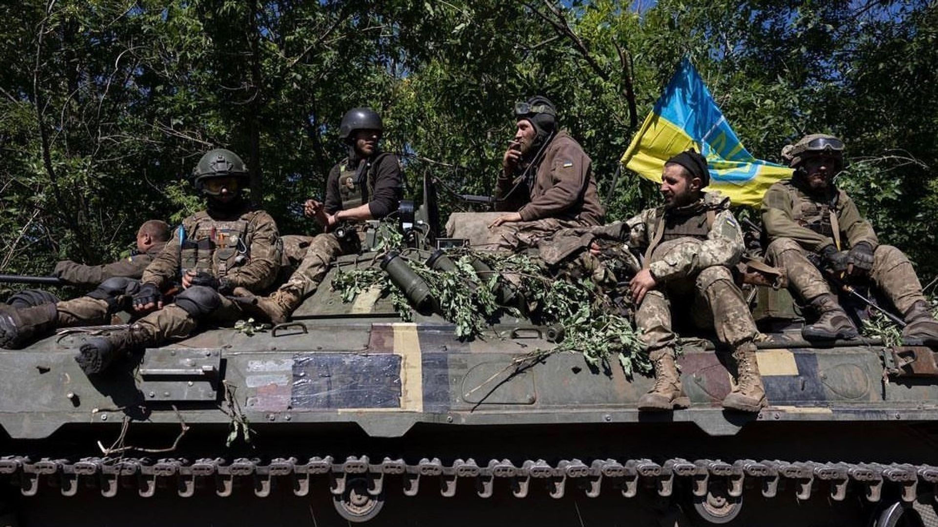 ВСУ БТР флаг украинский военнослужащий ВСУ БТР флаг украинский военнослужащий - РИА Новости, 1920, 30.03.2025